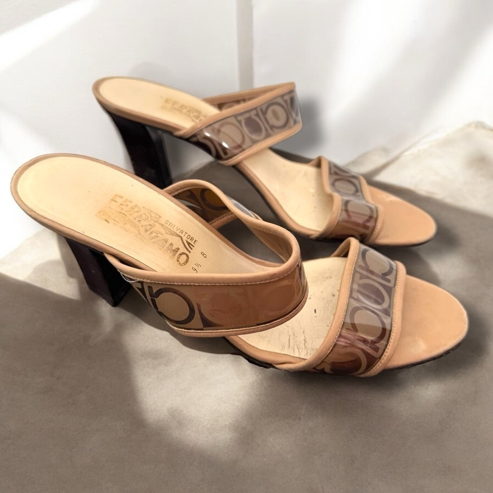 Vintage Salvatore Ferragamo Women's Tan kitten Heel Sandals 9.5 y2k vacation